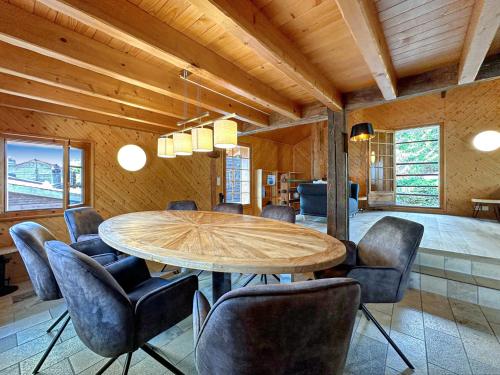 ein Esszimmer mit einem Holztisch und Stühlen in der Unterkunft Chalet Karibu - 4 Vallees - A 20 mns de Verbier in Bruson