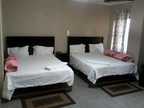 Chisam Guest Lodge Pty Ltd tesisinde bir odada yatak veya yataklar