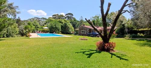 Quinta dos Castanheiros Piscina e Jardim privadoの敷地内または近くにあるプール