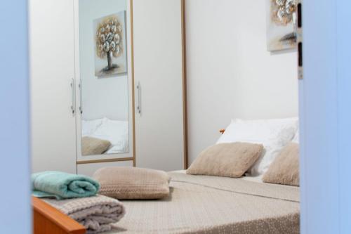 1 dormitorio con 1 cama con 2 espejos en Apartman Karmen, en Kaštela