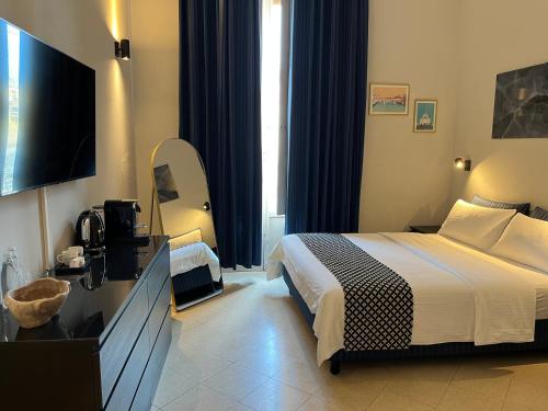 una camera d'albergo con letto e TV di Arno Boutique a Firenze