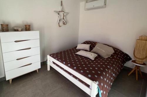 Säng eller sängar i ett rum på appt St Tropez ,magnifique T2, piscine ,terrasse, emplacement ideal ,front de mer,