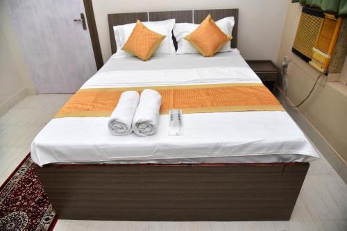Letto o letti in una camera di Bluebells Varanasi