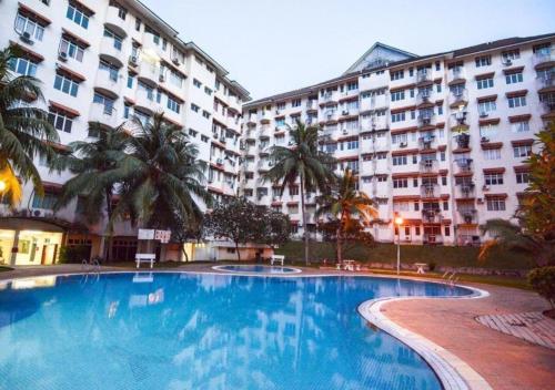 uma grande piscina em frente a um edifício em Homestay α Cocobay Condo Resort em Porto Dickson