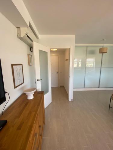 - un salon avec des toilettes et une télévision dans l'établissement Apartamento reformado en Jávea, à Jávea