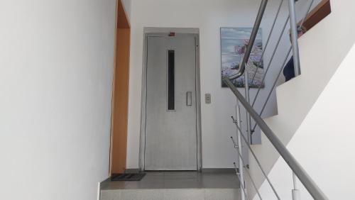 アフトポルにあるKrai Moreto Guest Houseの白いドアと階段のある廊下