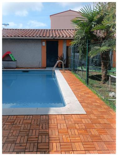 une piscine devant une maison dans l'établissement Studio Le Jardin, à Tournon-sur-Rhône