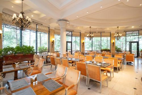 Een restaurant of ander eetgelegenheid bij Dalat Edensee Lake Resort & Spa