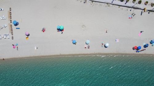 En strand i nærheden af villaen