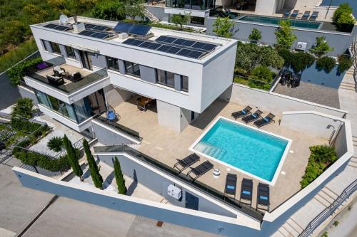 Luxury, seafront Villa Petra with heated pool only 50m from beach