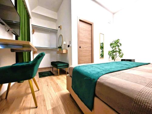 een slaapkamer met een bed, een bureau en een stoel bij B&B ONE in Catania