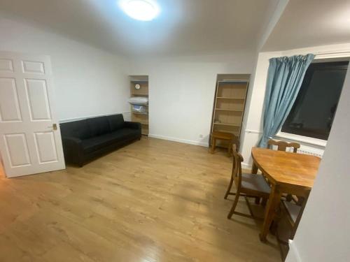 ein Wohnzimmer mit einem Sofa und einem Tisch in der Unterkunft Steps Away from All the Action in Edinburgh