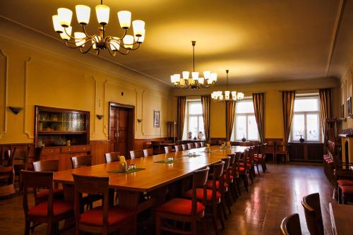 a large dining room with a long table and chairs at Hotel-Gasthof Postbräu Dingolfing in Dingolfing