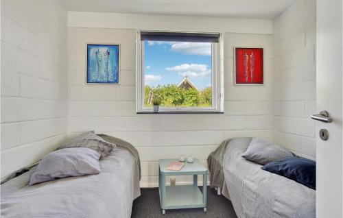 1 dormitorio con 2 camas y ventana en Stunning Home In Otterup With Wifi, en Otterup