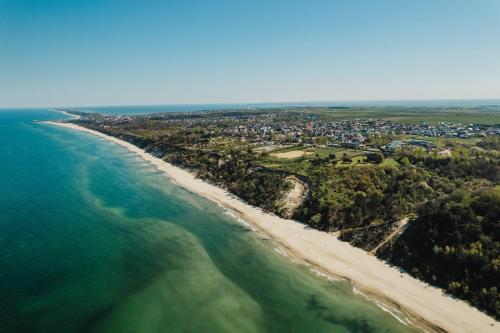 an aerial view of the shoreline of a beach at BlueApart Apartamenty Na Klifie in Władysławowo