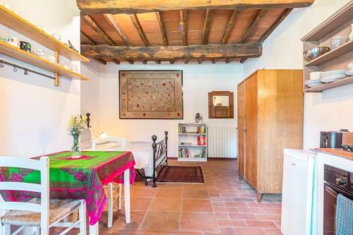 Η κουζίνα ή μικρή κουζίνα στο "Le Balze" spacious barrier free Studio for 2 guests & child
