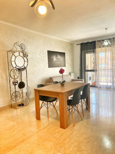 Et tv og/eller underholdning på Appartamento luminoso con ampio terrazzo a pochi passi da mare