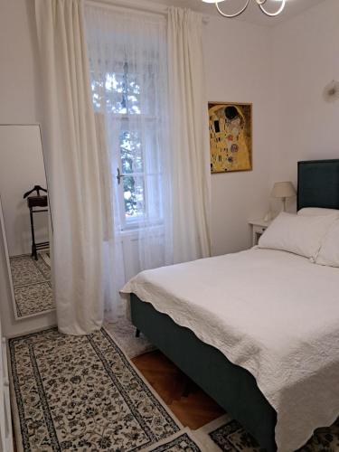 - une chambre avec un lit et une fenêtre dans l'établissement Vintage Villa Magnolia, à Pula