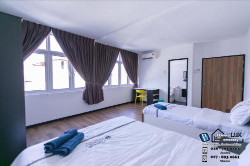 バヤンレパスにあるVilla w/PrivatePool Golf View Snooker BBQ 10BRのベッドが2つと窓があるホテルの部屋