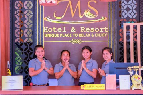 Ahli kakitangan di MS Hotel Sriracha