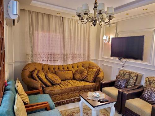 Una televisión o centro de entretenimiento en Ultra Luxury 3BR with Pools ,Sports ,Dining in Gated compound, Close to all sites