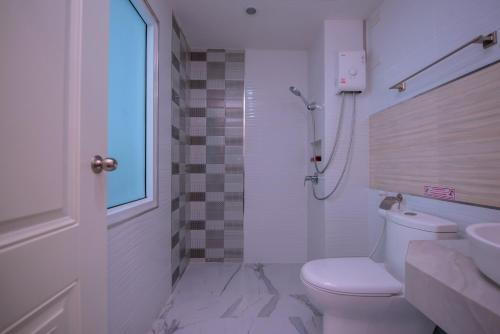 Bilik mandi di MS Hotel Sriracha