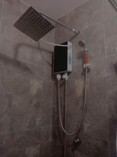 a shower in a bathroom with a shower at The London Transient House in Santo Tomas