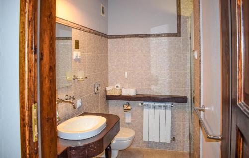 a bathroom with a toilet and a sink at Amazing Apartment In Rydzewo With House A Mountain View in Rydzewo