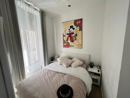 - une chambre avec un lit dans une pièce dotée d'une fenêtre dans l'établissement Rancy, à Lyon