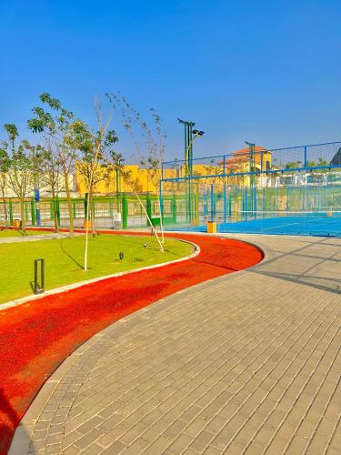 Instalaciones para jugar a tenis o squash en Ultra Luxury 3BR with Pools ,Sports ,Dining in Gated compound, Close to all sites o alrededores