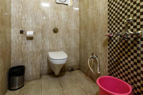 uma casa de banho com um WC e um chuveiro em The Silverline Hotel em Calcutá