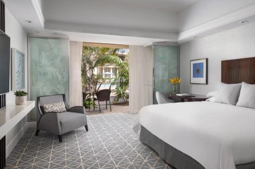 una habitación de hotel con una cama grande y una silla en The Ritz-Carlton, Laguna Niguel, en Dana Point