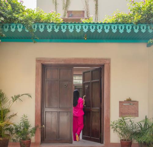 une femme se tient à l'intérieur d'une porte dans l'établissement Daspan House, à Jodhpur