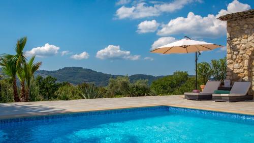 - une piscine avec un parasol, des chaises, une table et un parasol dans l'établissement La Connexion, Gay Men Only, à Peymeinade