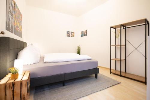 a bedroom with a bed in a room at Apartments an der Oper - Innenstadt - Zentral - Küche - Wifi - Powered by Ko-Living in Halle an der Saale