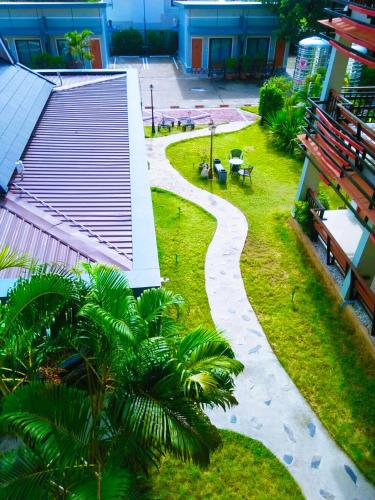 Taman di luar MS Hotel Sriracha