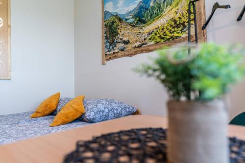 Ένα ή περισσότερα κρεβάτια σε δωμάτιο στο Widokowy Apartament - Pokoje Gościnne