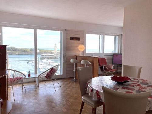 - un salon avec une table et des chaises et une vue sur le port dans l'établissement Appart 2 pièces 5 pers avec parking à 500m de la plage - Saint-Gilles-Croix-de-Vie - FR-1-224-44, à Saint-Gilles-Croix-de-Vie