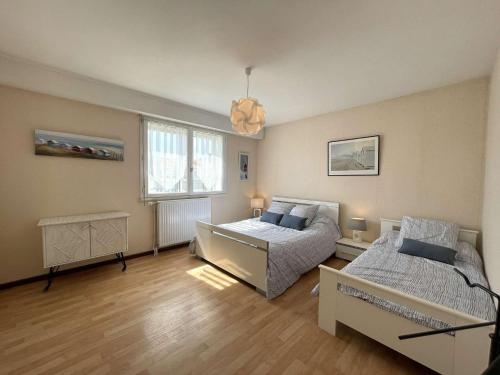 une chambre avec deux lits et une fenêtre dans l'établissement Appart 2 pièces 5 pers avec parking à 500m de la plage - Saint-Gilles-Croix-de-Vie - FR-1-224-44, à Saint-Gilles-Croix-de-Vie