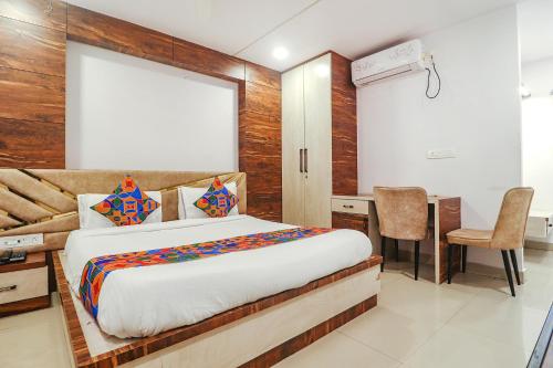 1 dormitorio con cama, escritorio y silla en FabHotel Double Tree en Hyderabad