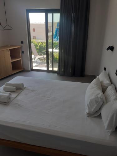 Una cama o camas en una habitación de Galini Studios & Apartments-Adults only