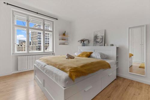 um quarto branco com uma cama grande e uma janela em AH Legionárska em Bratislava