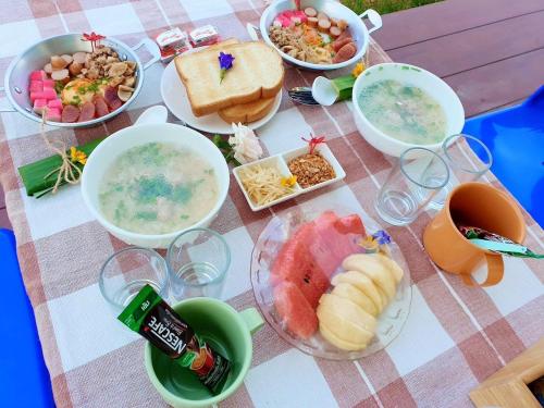 a table with plates of food and bowls of food at KeawKangNa Farmstay แก้วก๋างนา ฟาร์มสเตย์ in Ban Chong (1)
