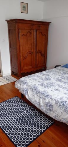 80 m2 appartement indépendant, 4 personnes et plus, piscine et jardin Direct Gare Aéroport