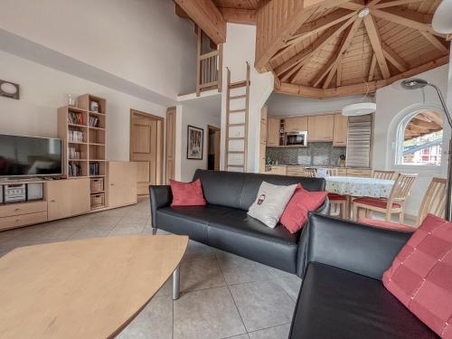 uma sala de estar com um sofá e uma mesa em Residence Chateau em Saas-Fee