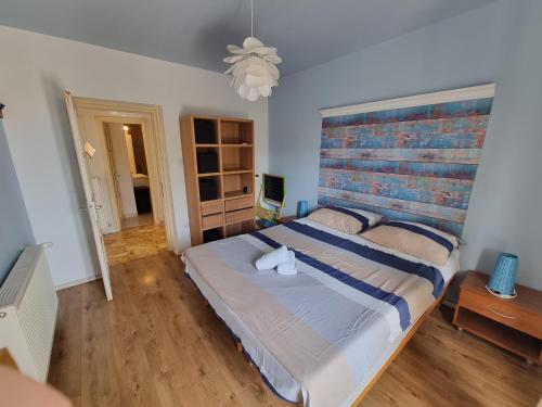 Un dormitorio con una cama grande con una pared de ladrillo. en Modern Stylish Apartment near Beach, en Lovran