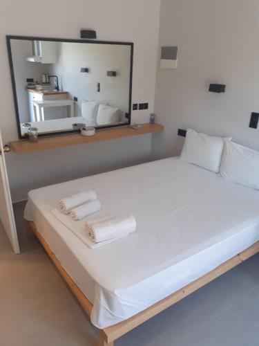 Una cama o camas en una habitación de Galini Studios & Apartments-Adults only