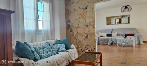 salon z kanapą i lustrem w obiekcie FAMILY HOME WITH POOL, Fuerteventura-Gran Tarajal w mieście Juan Gopar