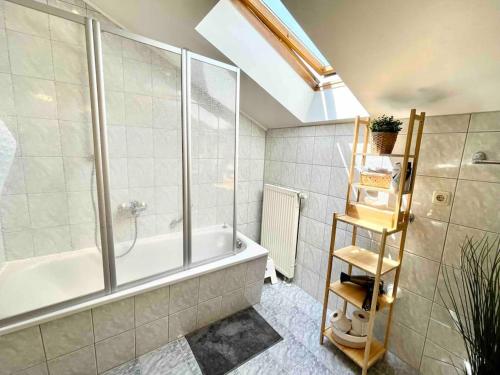 ein Badezimmer mit einer Badewanne, einer Dusche und einer Leiter in der Unterkunft Alpenblick am Barmsee - FeWo Katharina in Krün