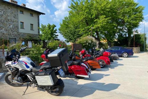 une rangée de motos garées dans un parking dans l'établissement Massoni Bed and Breakfast, à Peschiera del Garda